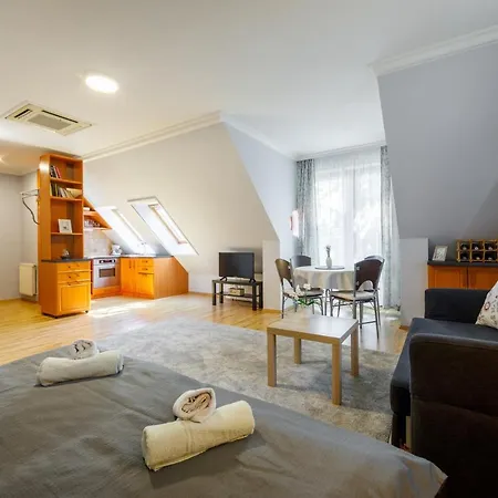 Villa Muzsa Apartment House بيت ضيافة 4*